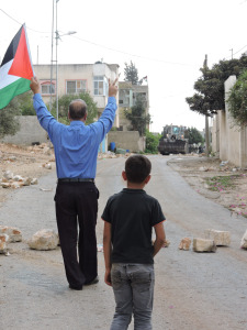 Uomo palestinese con bandiera