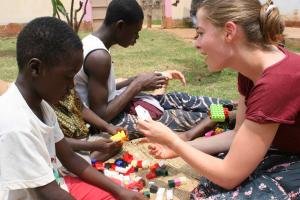 Intrattenimento e gioco per bambini con disabilità: campo in Togo