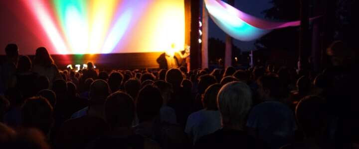 Campo in Germania supportando un festival di cine all’aperto