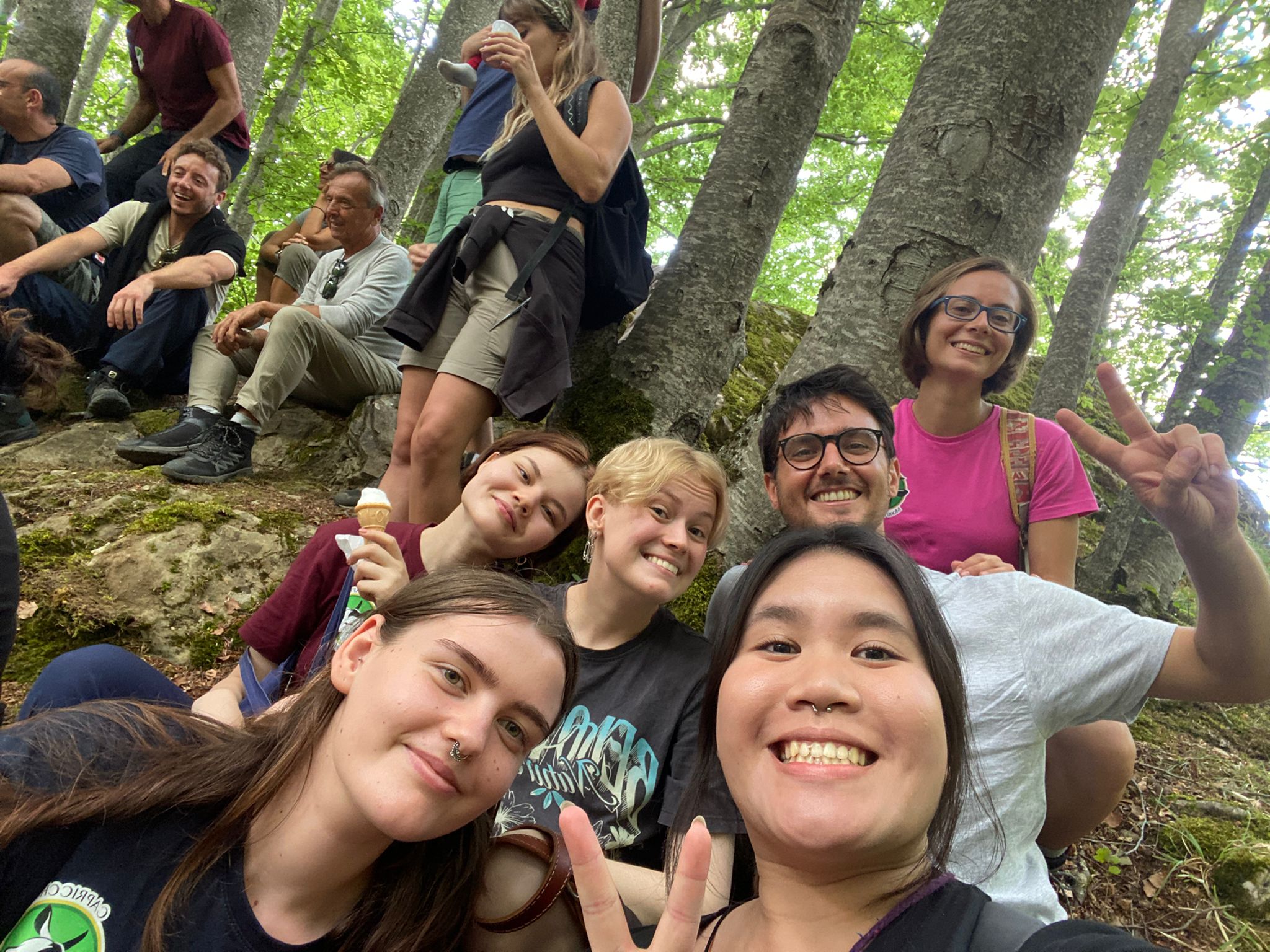 Elisa con gli altri partecipanti nel bosco.