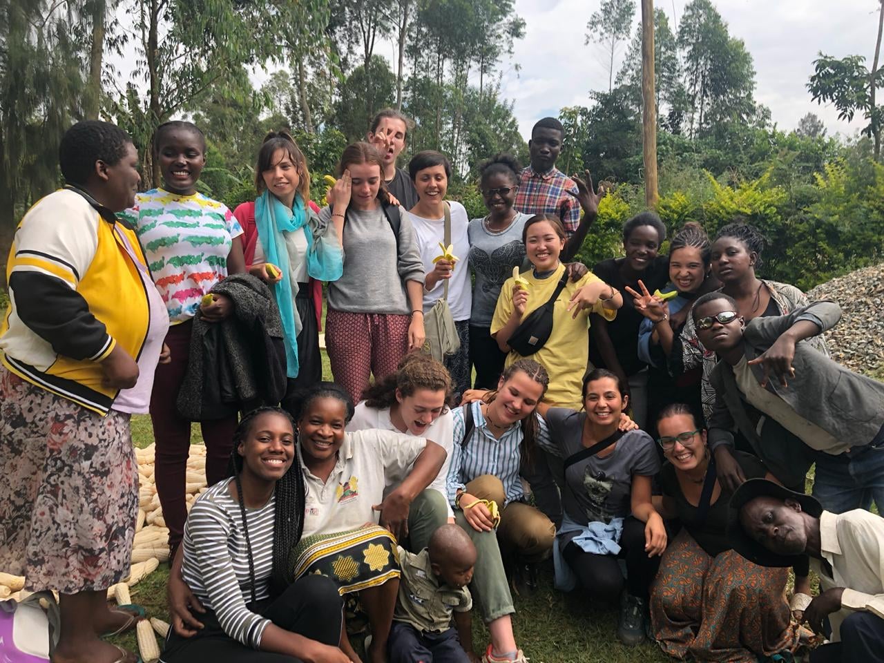 Gruppo di persone sorridenti all'aperto in Kenya.