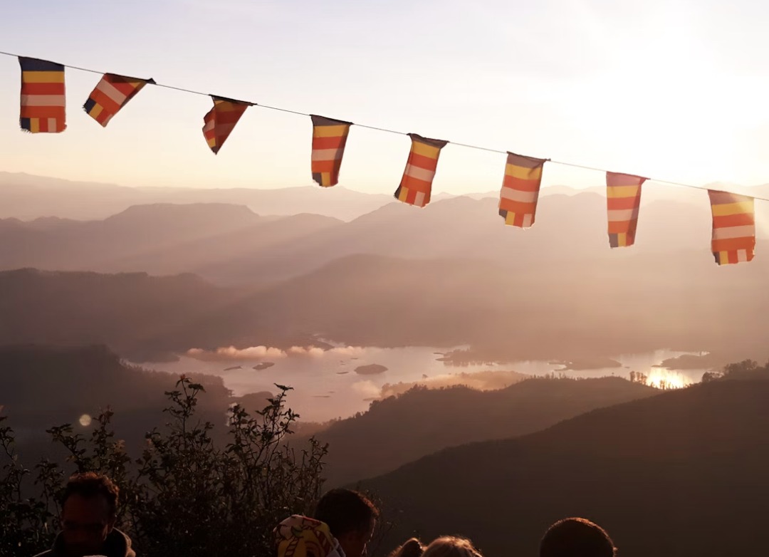 Bandierine sventolano all'alba sopra il panorama di Adam's Peak, in Sri Lanka.