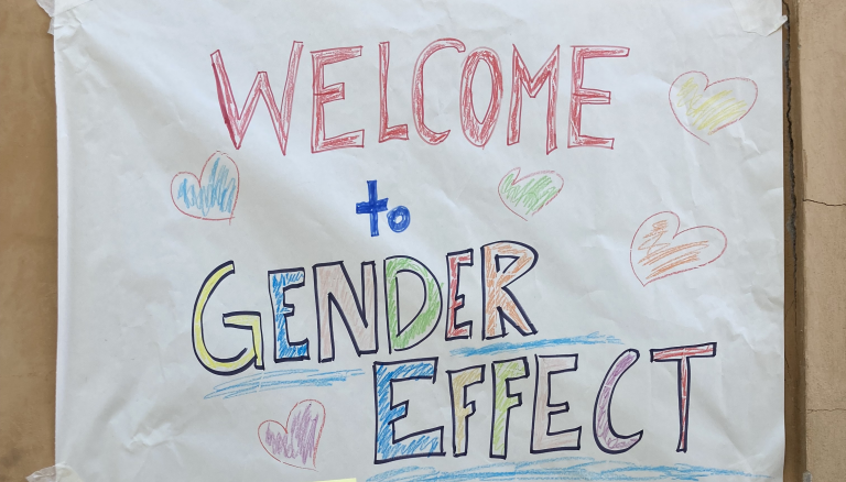 La scritta “Welcome to gender effect” sul foglio.