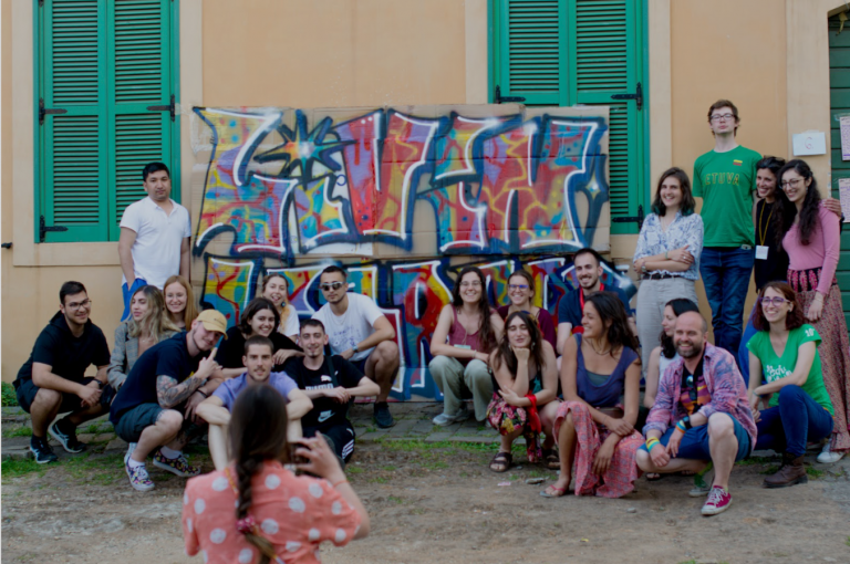Un gruppo di volontari nel cortile de La Città dell'Utopia.