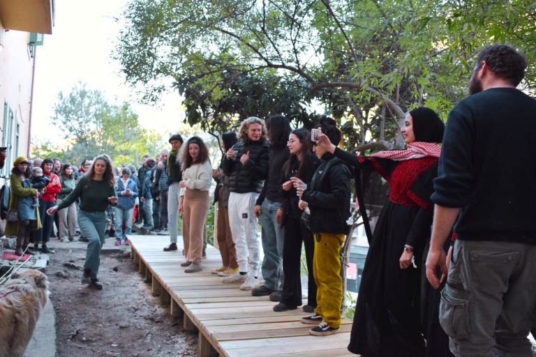 Un gruppo di persone su un sentiero di legno, partecipanti a un programma di scambio giovanile a Roma.