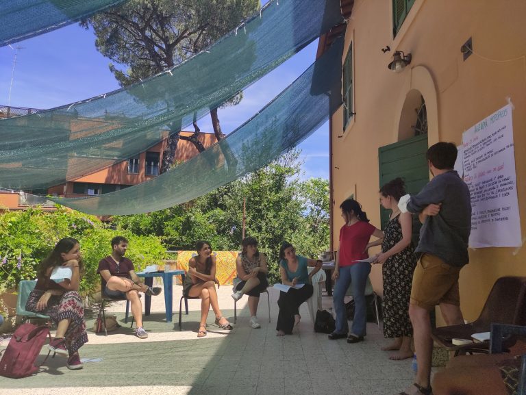 I volontari ascoltano una formazione.