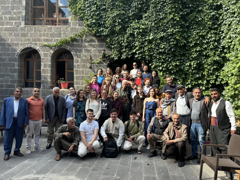 Sara e altri volontari all'aperto in una città della Turchia.