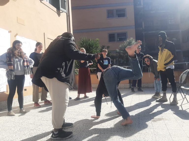 I volontari ballano nella Città dell'Utopia.