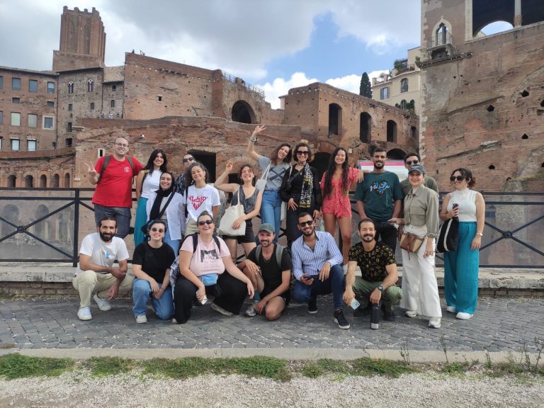 "Partecipanti a un progetto Erasmus+ esplorano la Via dei Fori Imperiali a Roma durante il loro tempo libero, immersi nella storia e nella cultura della città.