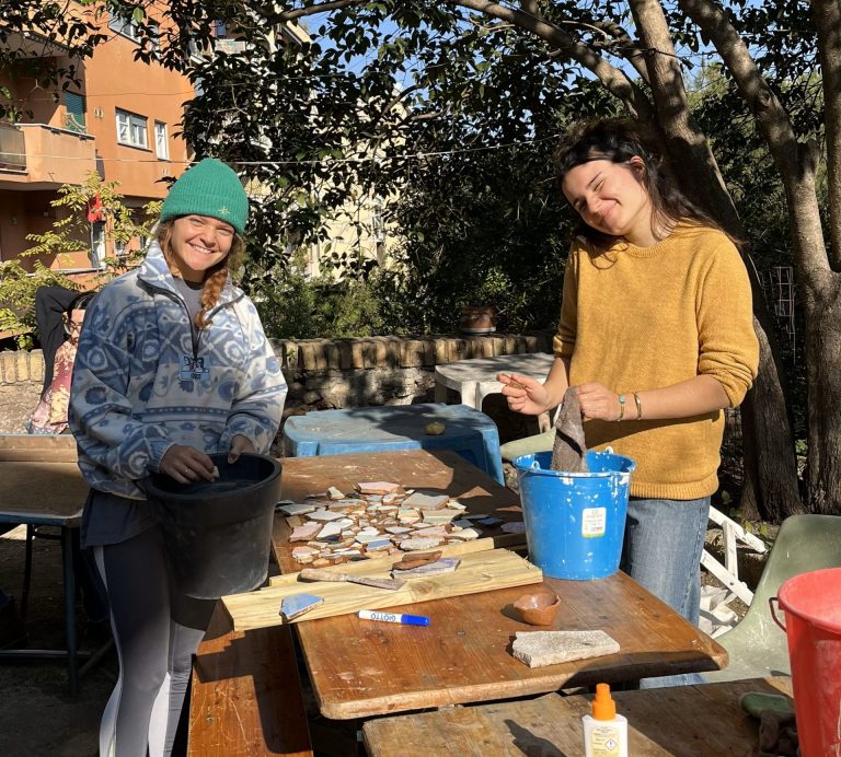 Due ragazze impegnate in attività creative, esplorando nuove idee e dando vita a progetti artistici insieme