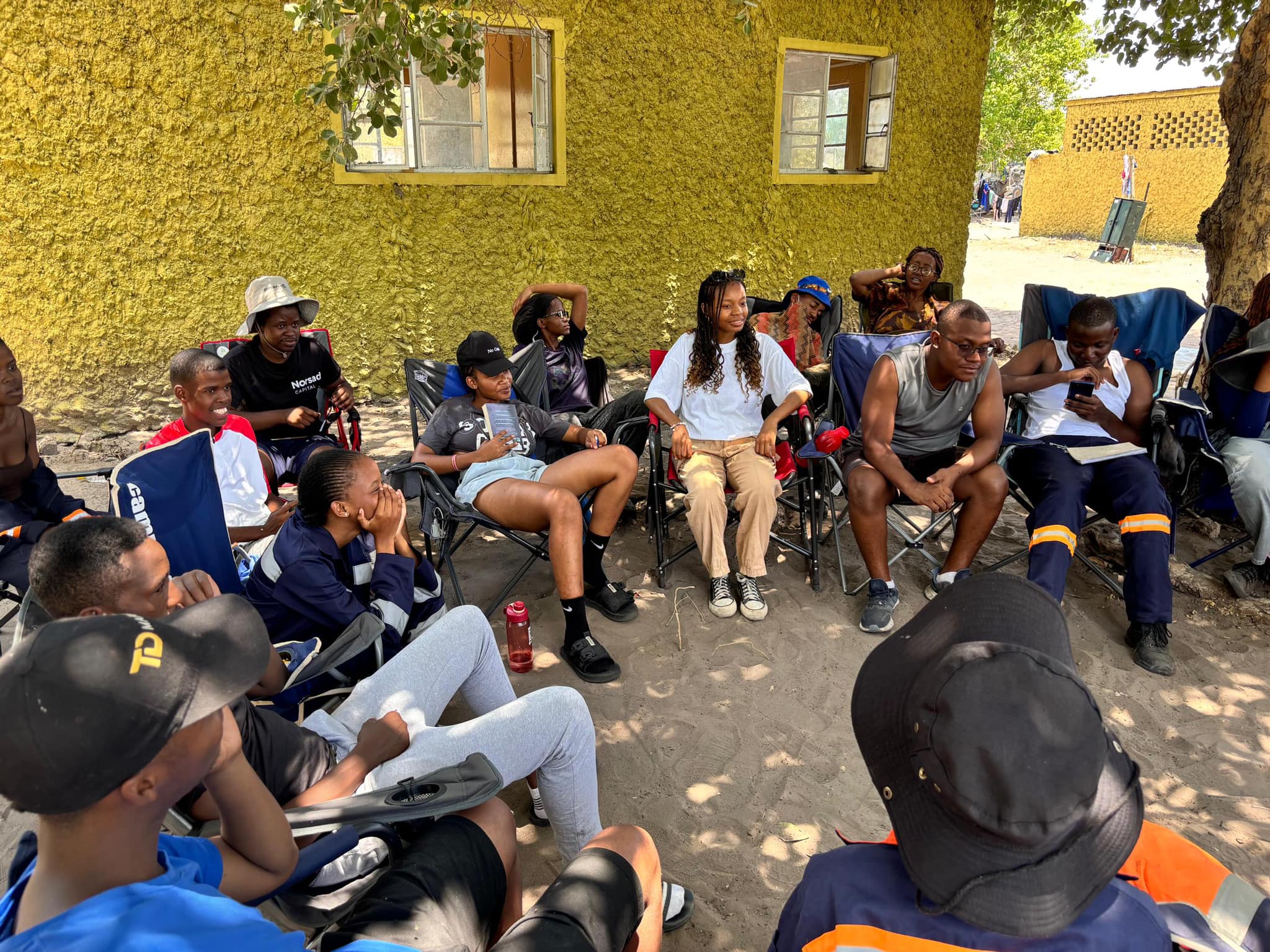 Persone sedute in cerchio all'aperto