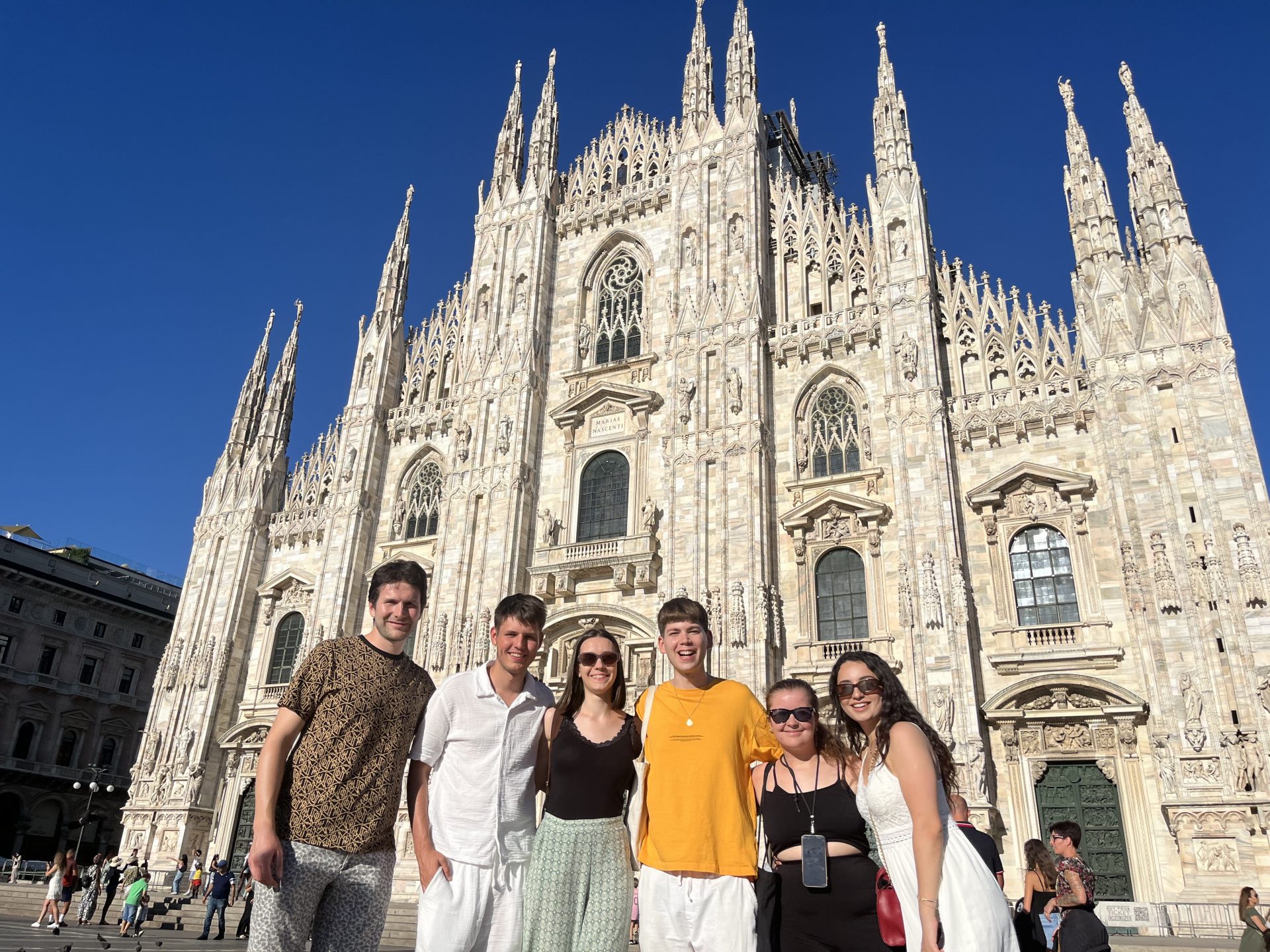 Gruppo di amici davanti al Duomo di Milano.