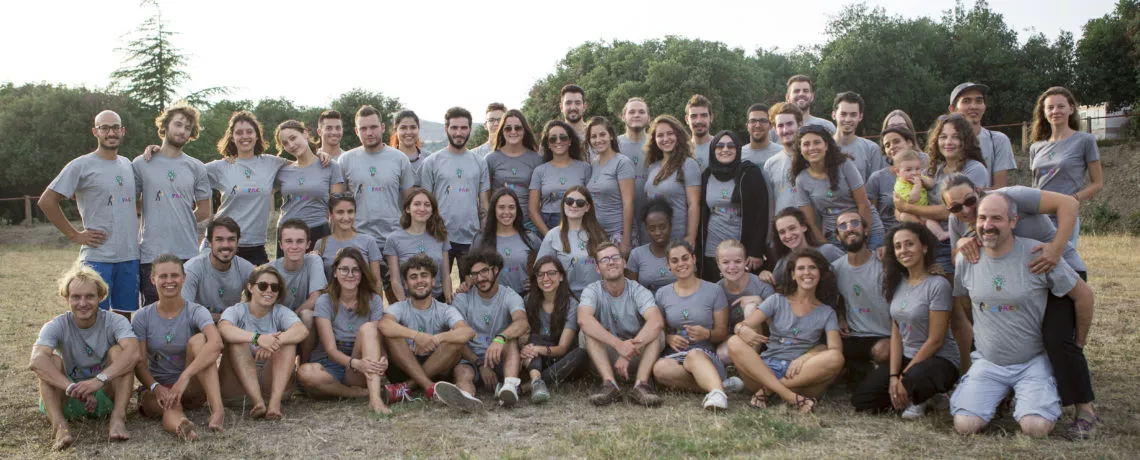 Gruppo di persone sorridente