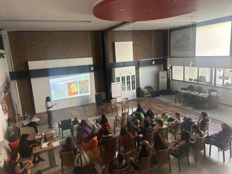 Persone che assistono a una presentazione