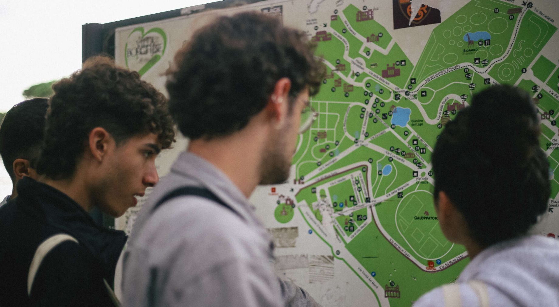 Gruppo di giovani davanti a una mappa murale