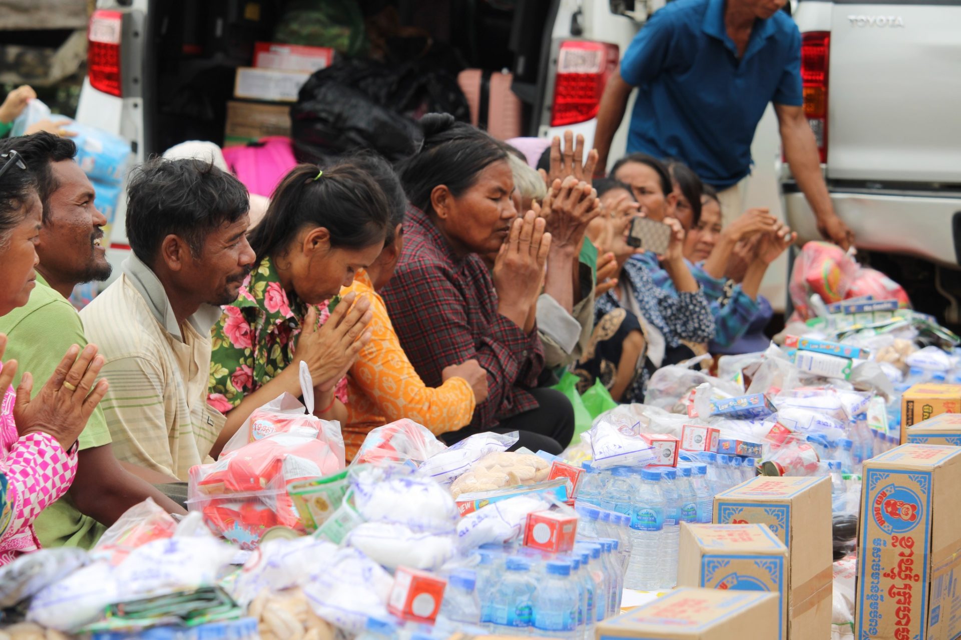 Distribuzione di aiuti alimentari in Cambogia