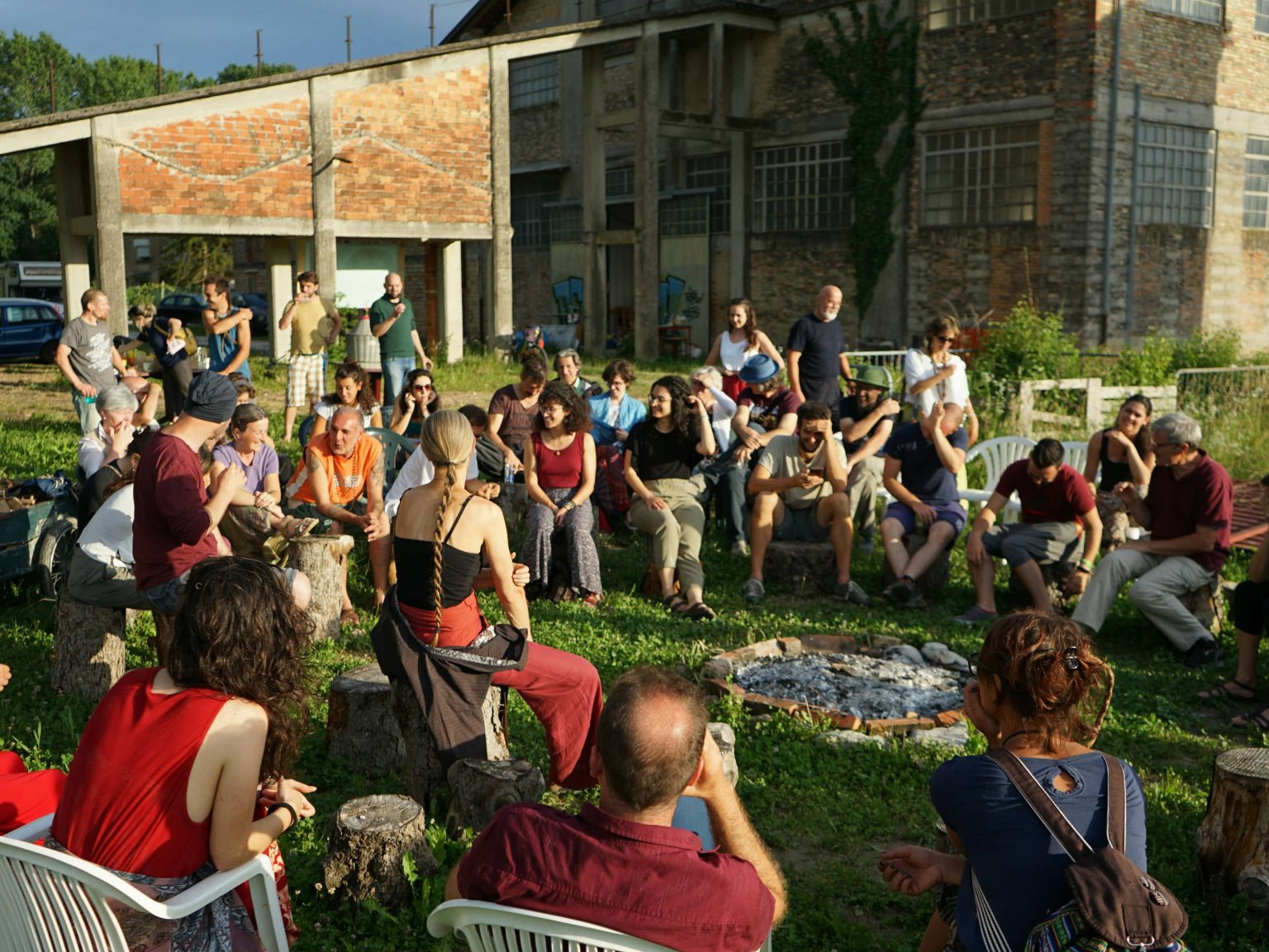Campo di volontariato in Italia: ecovillaggio, biocostruzione e vita sostenibile a Gaia Terra
