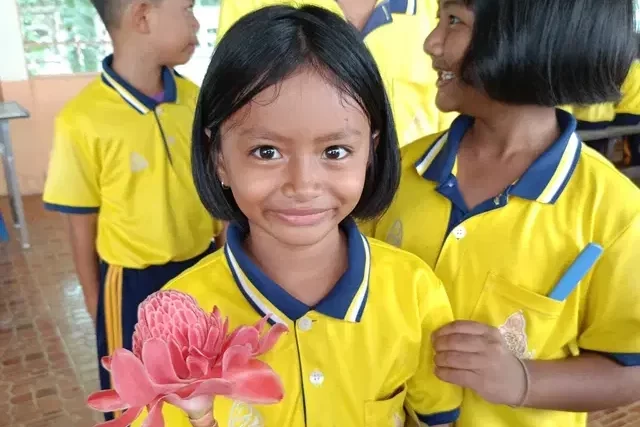 Insegna inglese in una scuola rurale in Thailandia