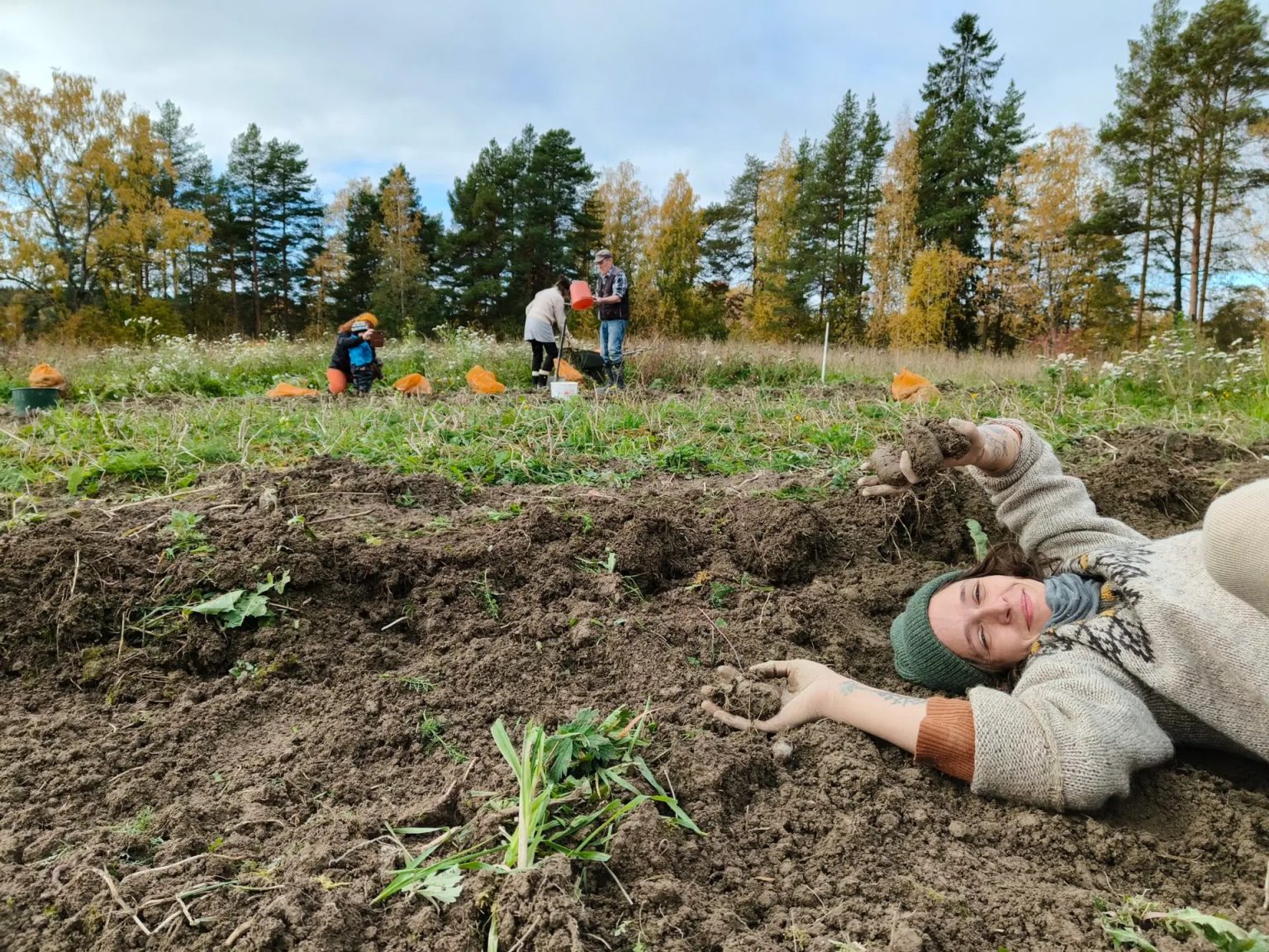 Vivi la campagna finlandese tra orti sostenibili e progetti di ristrutturazione